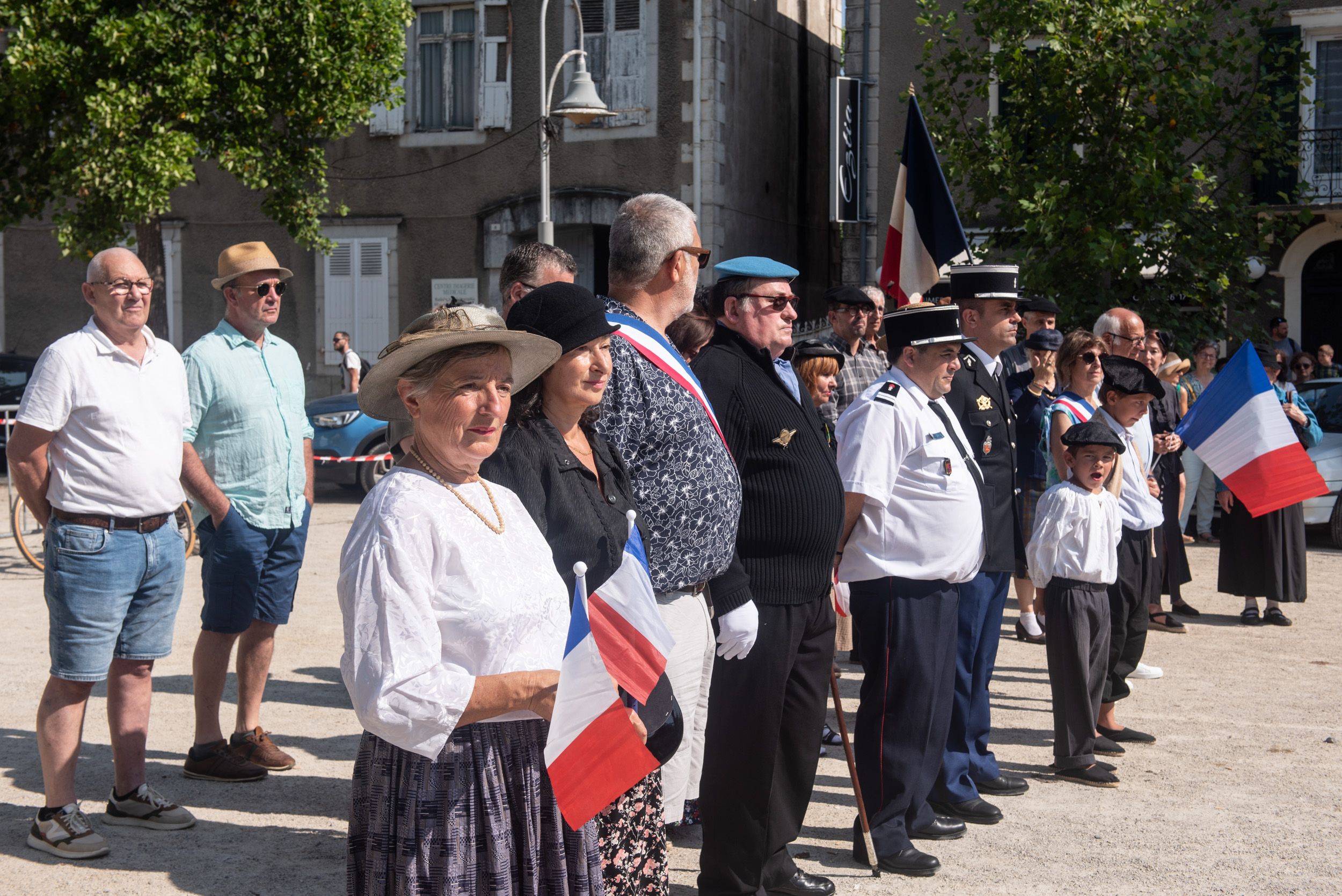 Garaiko jantziekin oroitu dute duela 80 urte alde egin zutela naziek Mauletik. GUILLAUME FAVEAU