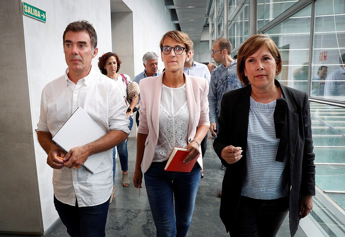 Eduardo Santos (Ahal Dugu), Maria Txibite (PSN) eta Uxue Barkos (Geroa Bai), atzo, Iruñean, Nafarroako Parlamentuan, gobernu akordioa lortu ondoren. VILLAR LOPEZ / EFE.