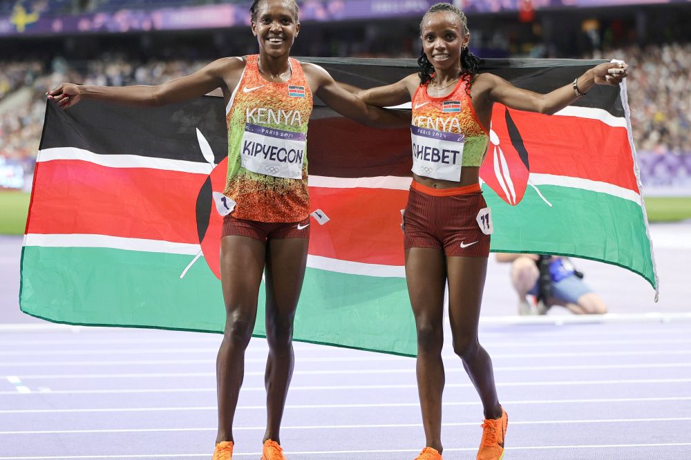 Kipyegonek hirugarren aldiz irabazi du 1.500 metroko proba Jokoetan. Chebetek 5.000koa eta 10.000koa irabazi ditu, aurten. RONALD WITTEK / EFE