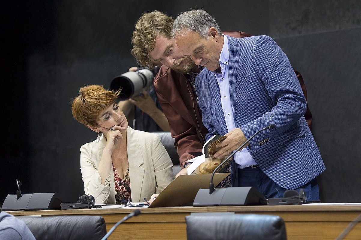 Bakartxo Ruiz, Maiorga Ramirez eta Adolfo Araiz Nafarroako EH Bilduko parlamentarioak, joan den ekainaren 19an, Iruñean, parlamentuan. IÑIGO URIZ / FOKU.