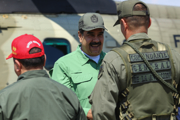 Maduro, atzo, base militar batean. EFE