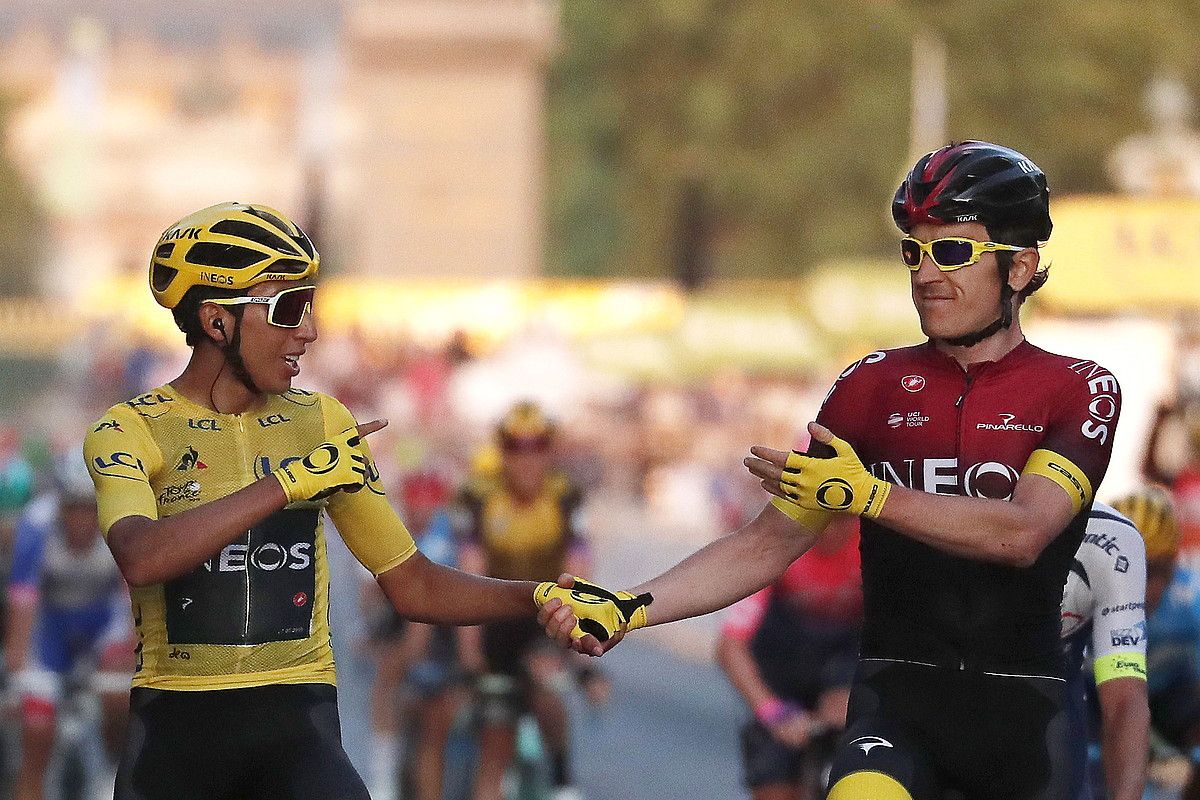 Egan Bernal Frantziako Tourreko irabazlea eta Geraint Thomas bigarren sailkatua, igandean, Parisen. G. HORCAJUELO / EFE.