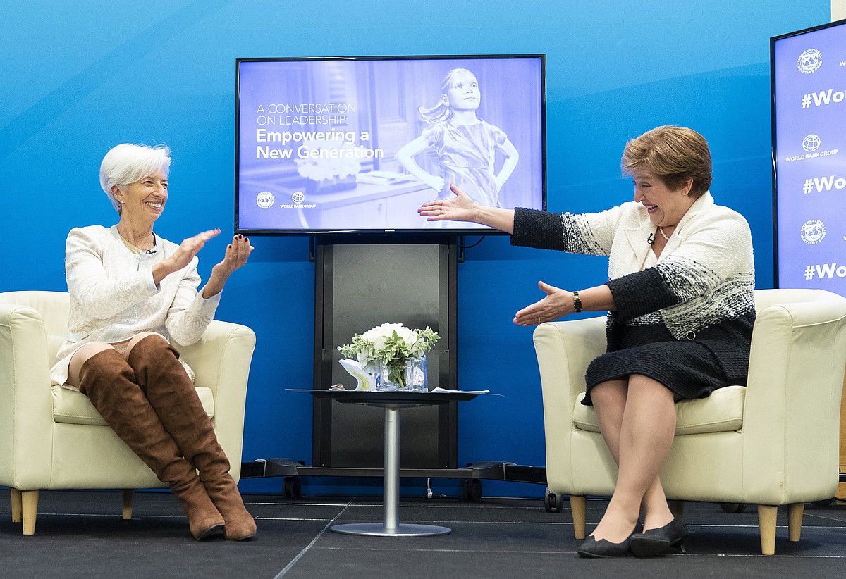 Christine Lagarde NDFko zuzendaria (ezkerrean) eta Kristalina Georgieva Munduko Bankuko presidente zela, martxoan, Washingtonen. STEPHEN JAFFE / EFE.