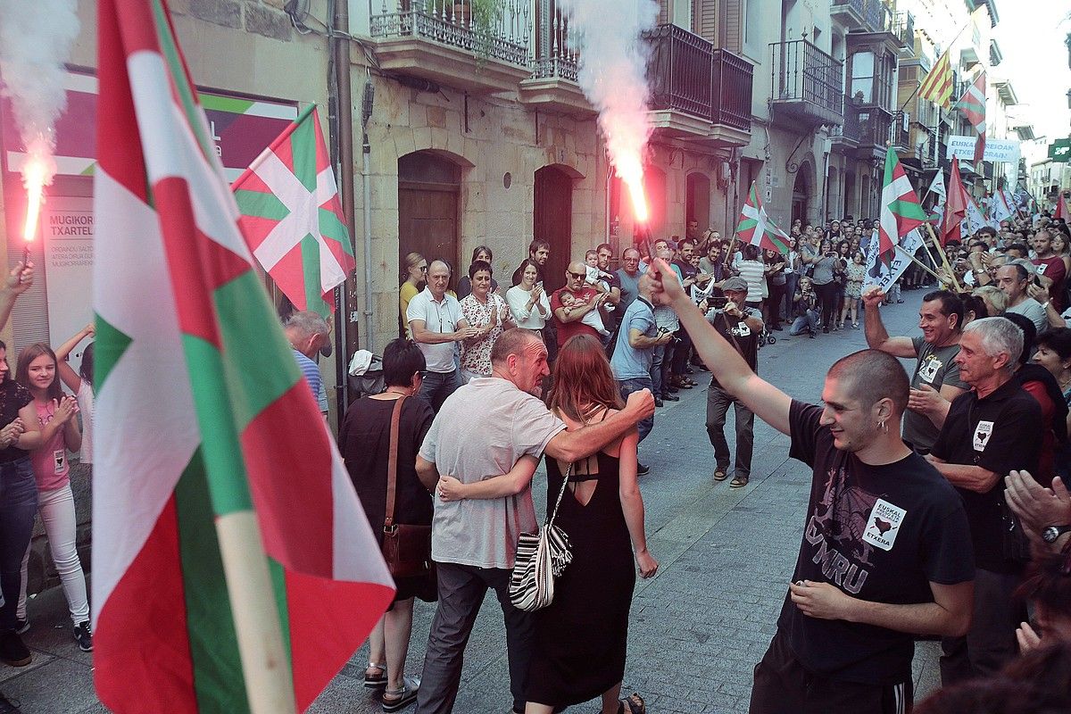 Joan den larunbatean egin zioten Oñatin (Gipuzkoa) harrera Xabier Ugarte euskal preso ohiari. GORKA ESTRADA / EFE.