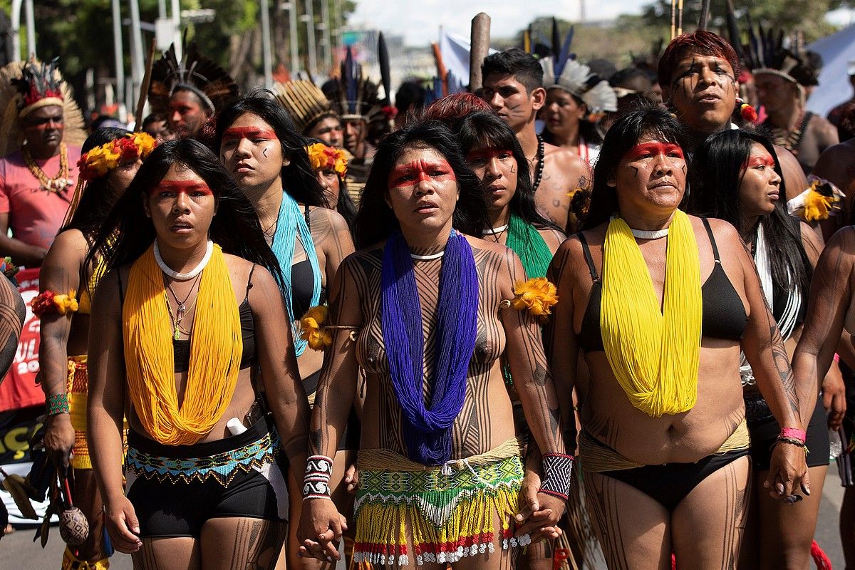 Zenbait tributako indigenak Jair Bolsonaro presidentearen politiken aurkako protestan, joan den apirilean, Brasilian. JOEDSON ALVES / EFE.