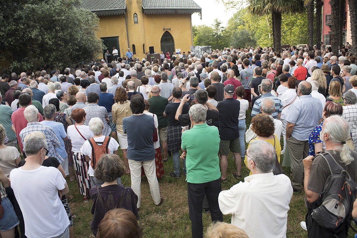 Hileta zibilak egiteko prestatutako beilatoki bat Donostian. JON URBE / FOKU.