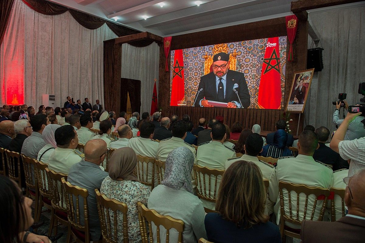 Marokoko funtzionarioek zuzenean entzun zuten Mohamed VI.aren hitzaldia, astelehenean. JALAL MORCHIDI / EFE.