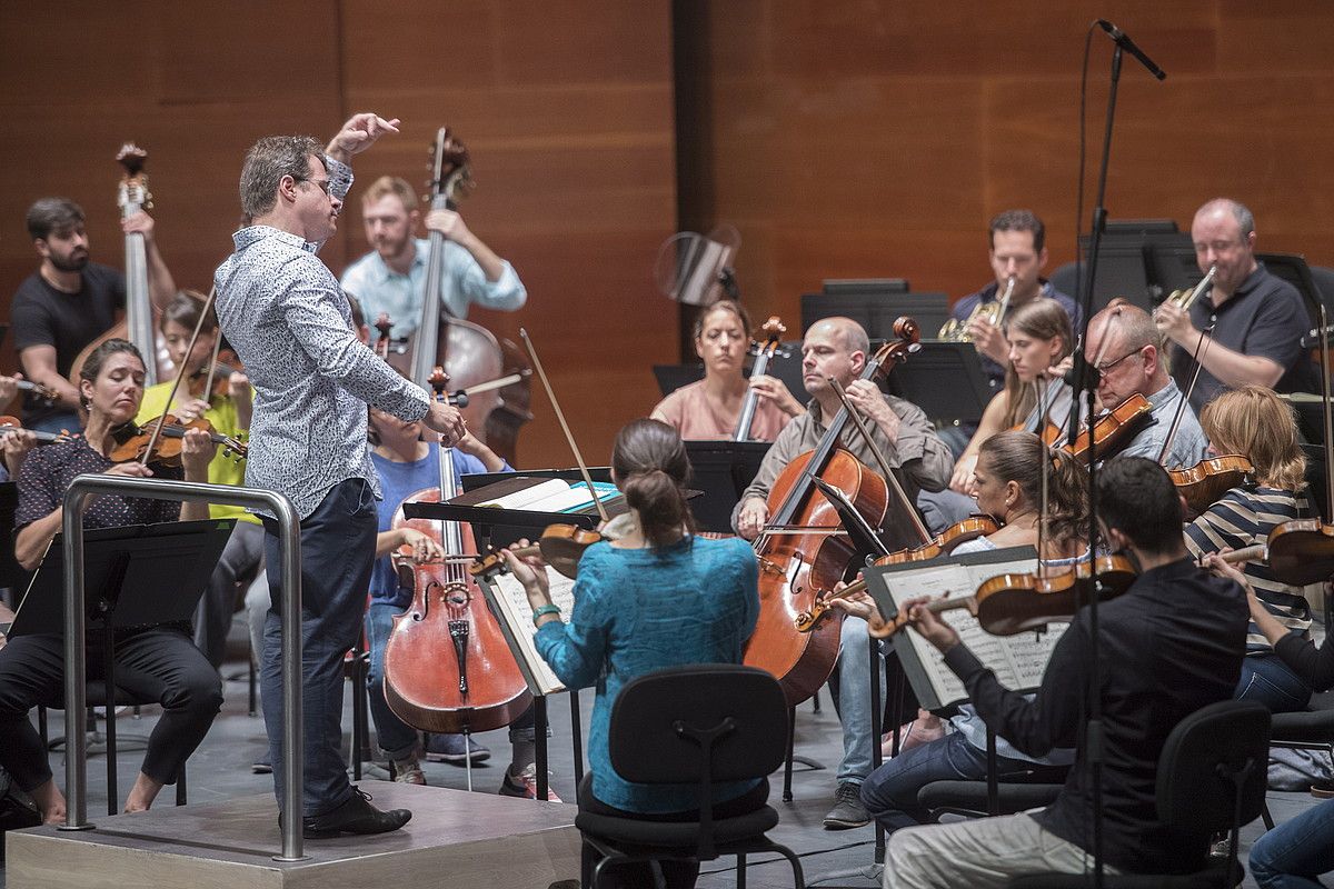 Mahler Chamber Orchestrako musikariak eta Jakub Hrusa zuzendaria, atzo, Kursaaleko entseguan. JUAN CARLOS RUIZ / FOKU.