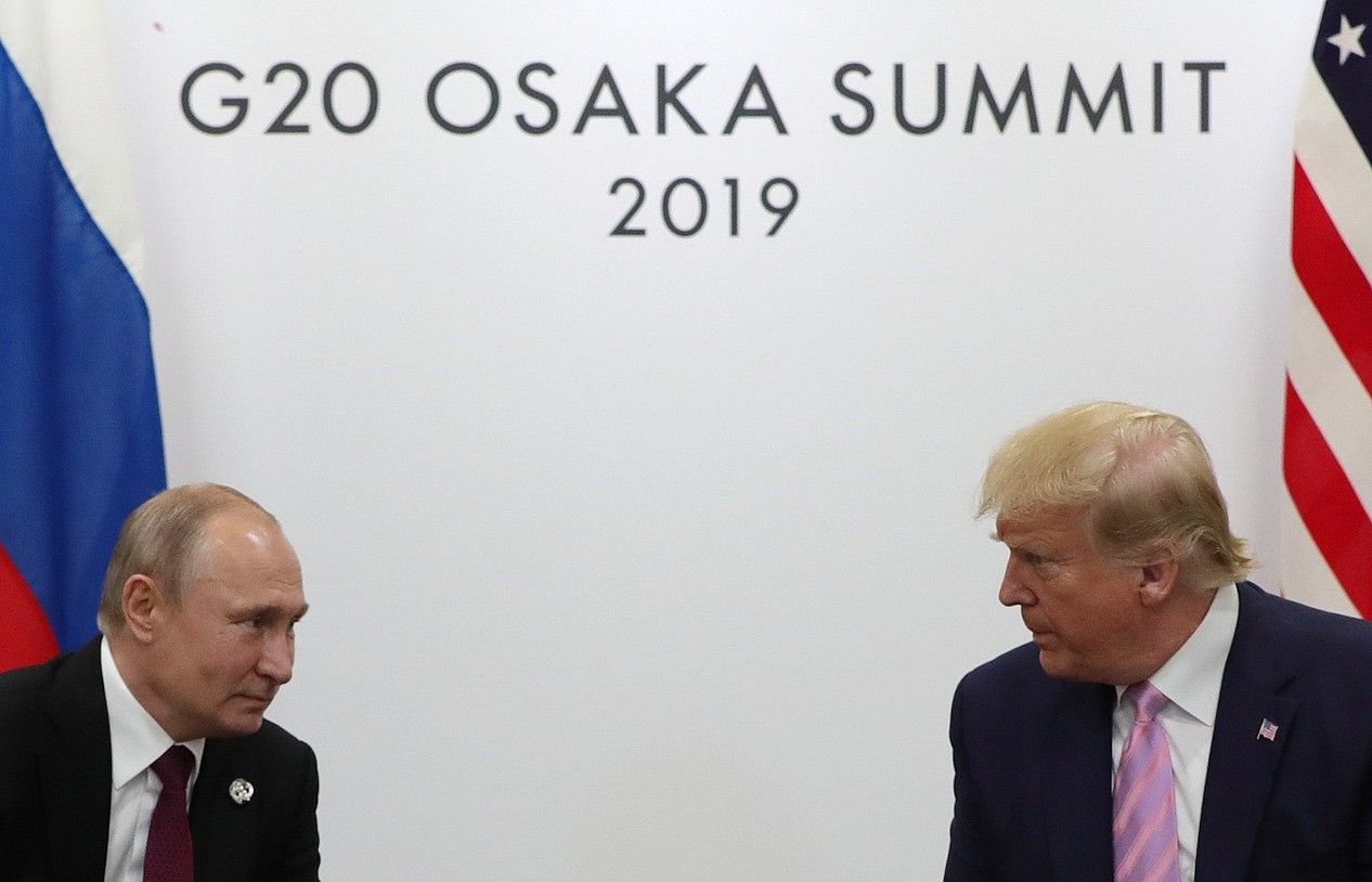 Vladimir Putin eta Donald Trump, Osakako (Japonia) G20koen goi bileran, ekainean. MICHAEL KLIMENTYEV / EFE.