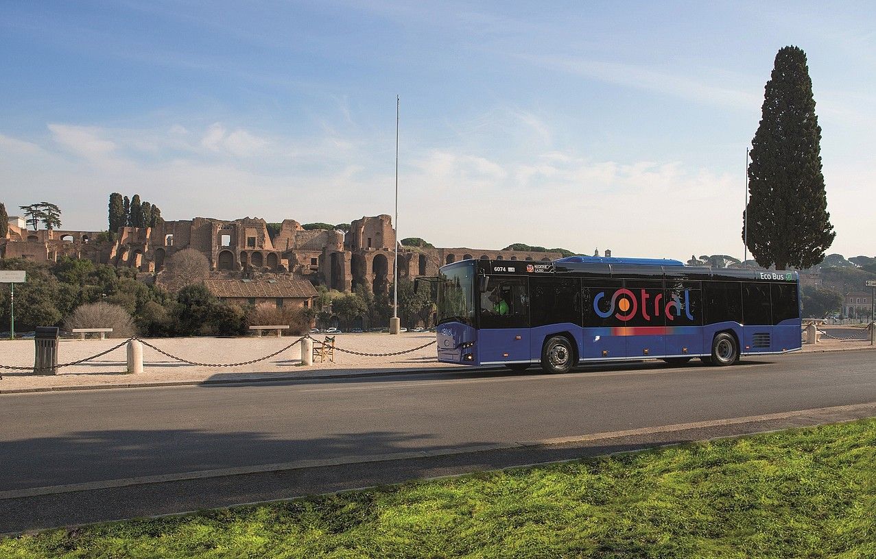 Cotralen Solaris InterUrbino hiriarteko autobus bat errepidean. CAF.