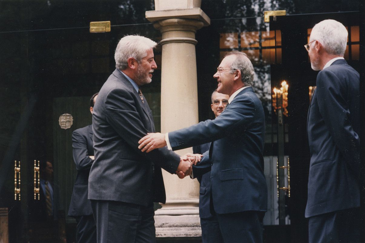 Javier Otano eta Xabier Ardanza, 1995ean, EAEren eta Nafarroaren organo komun iraunkorra sortzea hitzartu zuten egunean. OLALDE / EGUNKARIA.