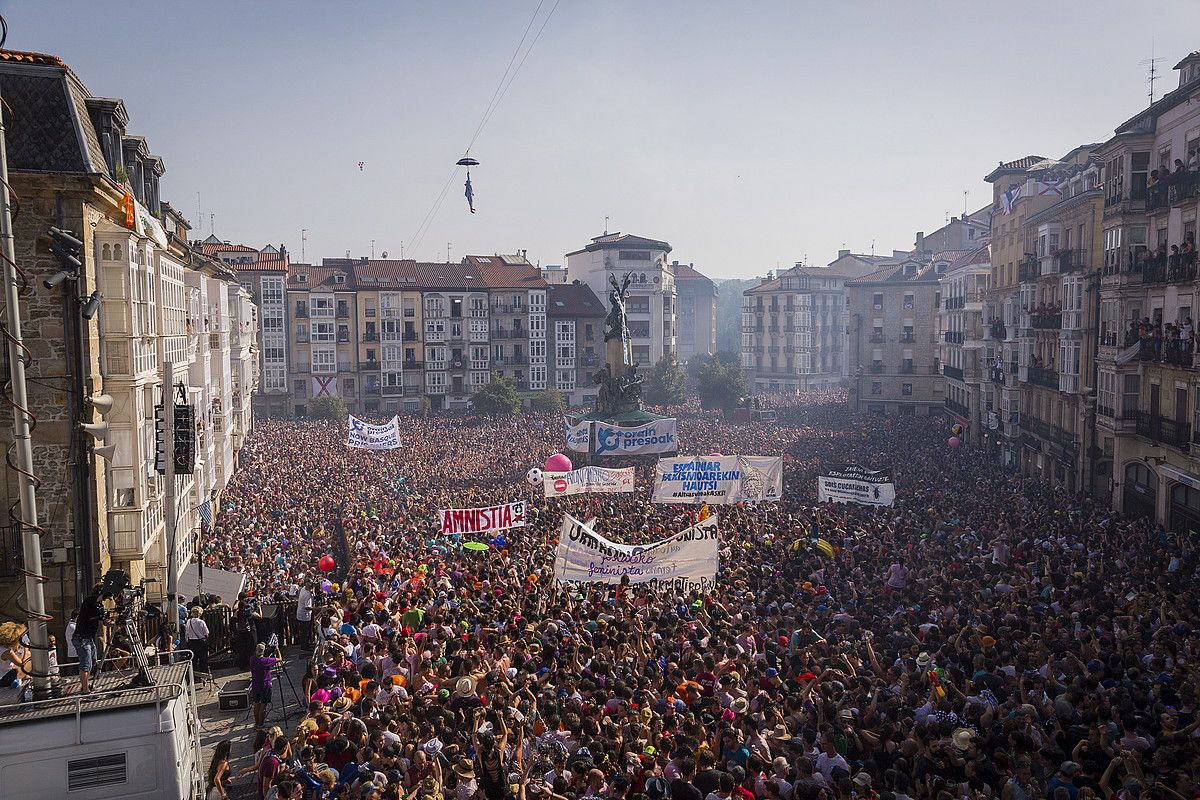 Zeledonen jaitsierarekin hasiko dira jaiak. Irudian, iazko une bat. ENDIKA PORTILLO / FOKU.