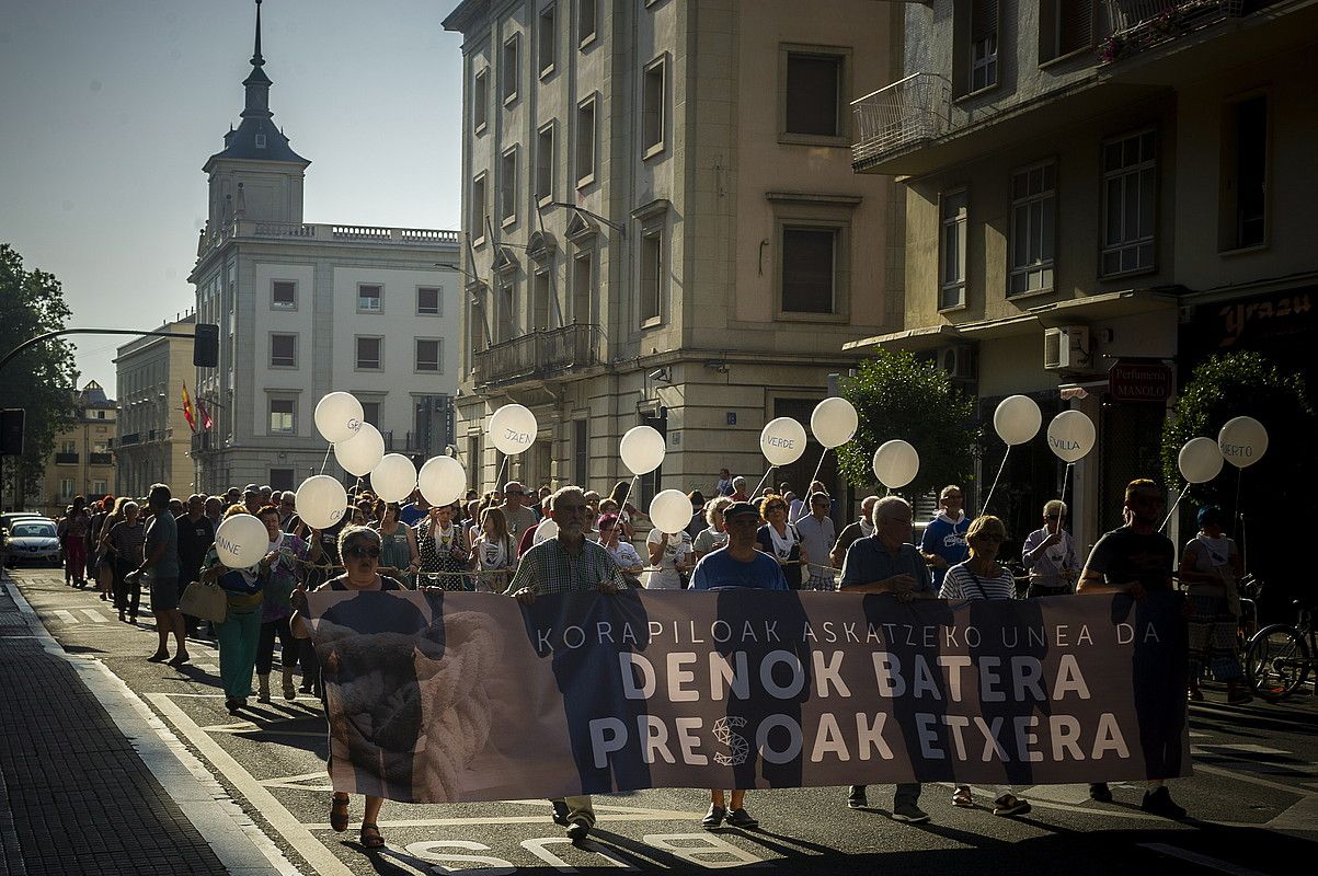 Sare euskal presoen eskubideen aldeko plataformak manifestazioa egin zuen atzo Gasteizen, Andre Maria Zuriaren plazatik hasita. JAIZKI FONTANEDA / FOKU.