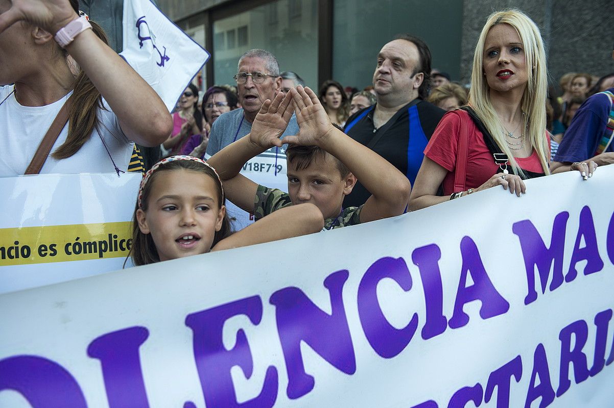 Betaurreko Moreak taldeak deituta, beste protesta bat egin zuten atzo Bilbon, bortxaketa gaitzesteko. M. DEL VALLE / FOKU. Betaurreko Moreak taldeak deituta, beste protesta bat egin zuten atzo Bilbon, bortxaketa gaitzesteko. M. DEL VALLE / FOKU.