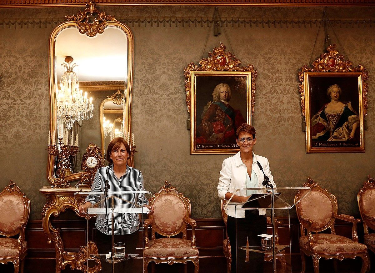 Uxue Barkos eta Maria Txibite, atzo, gobernuen arteko eskualdaketari buruzko batzarraren ostean. JESUS DIGES / EFE.