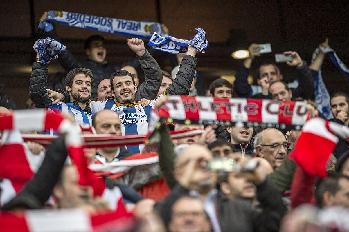 Athleticeko eta Realeko zaleak, elkarrekin, San Mamesen jokaturiko derbi batean. MARISOL RAMIREZ / FOKU. Athleticeko eta Realeko zaleak, elkarrekin, San Mamesen jokaturiko derbi batean. MARISOL RAMIREZ / FOKU.