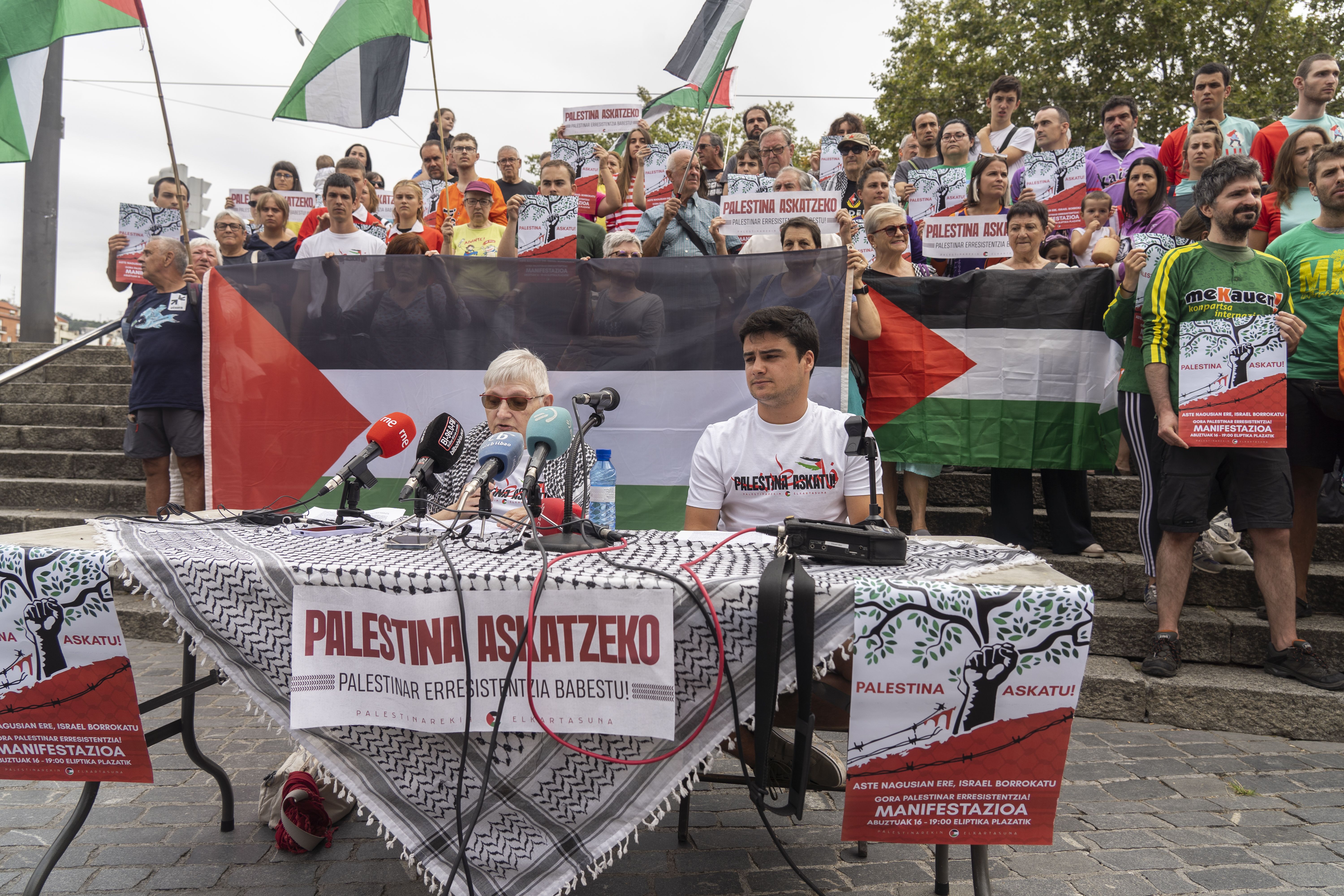 Palestinarekin Elkartasuna plataformaren eta Bilboko Konpartsen agerraldia, gaur, Bilboko Arriaga plazan. MONIKA DEL VALLE / FOKU
