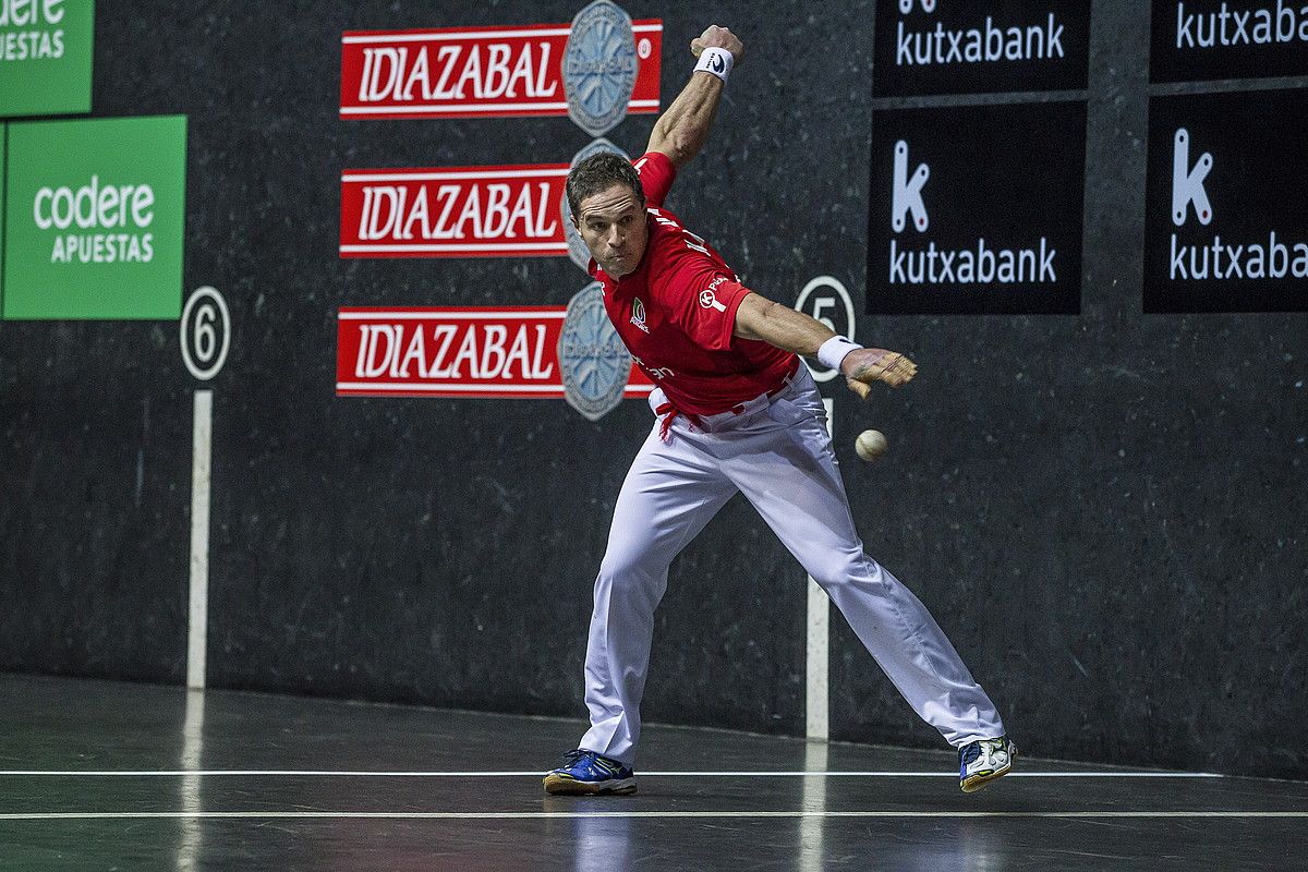 Olaizola II.a pilota astintzen, Bilbon jokaturiko partida batean. ARITZ LOIOLA / FOKU. Olaizola II.a pilota astintzen, Bilbon jokaturiko partida batean. ARITZ LOIOLA / FOKU.