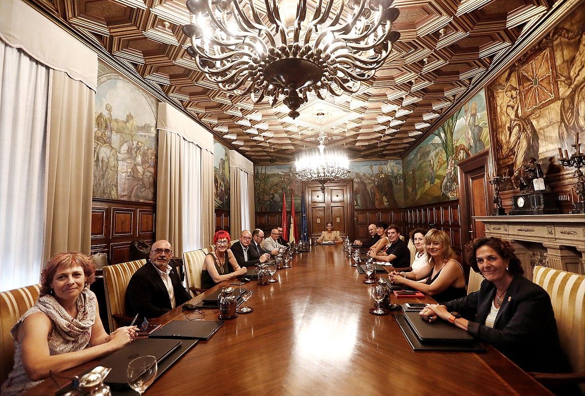 Nafarroako Gobernuko kontseilariak, mahaiaren buruan Maria Txibite lehendakaria dutela, atzoko bileran. JESUS DIGES / EFE. Nafarroako Gobernuko kontseilariak, mahaiaren buruan Maria Txibite lehendakaria dutela, atzoko bileran. JESUS DIGES / EFE.