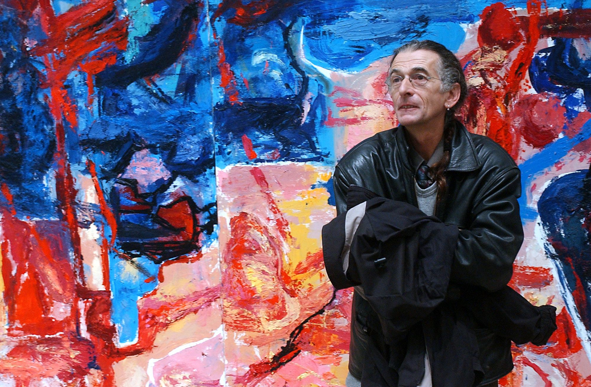 Juan Luis Goenaga artista, bere lanetako baten aurrean, Donoostiako Kubo aretoan, 'Bidaideak' erakusketan. GARI GARAIALDE / FOKU