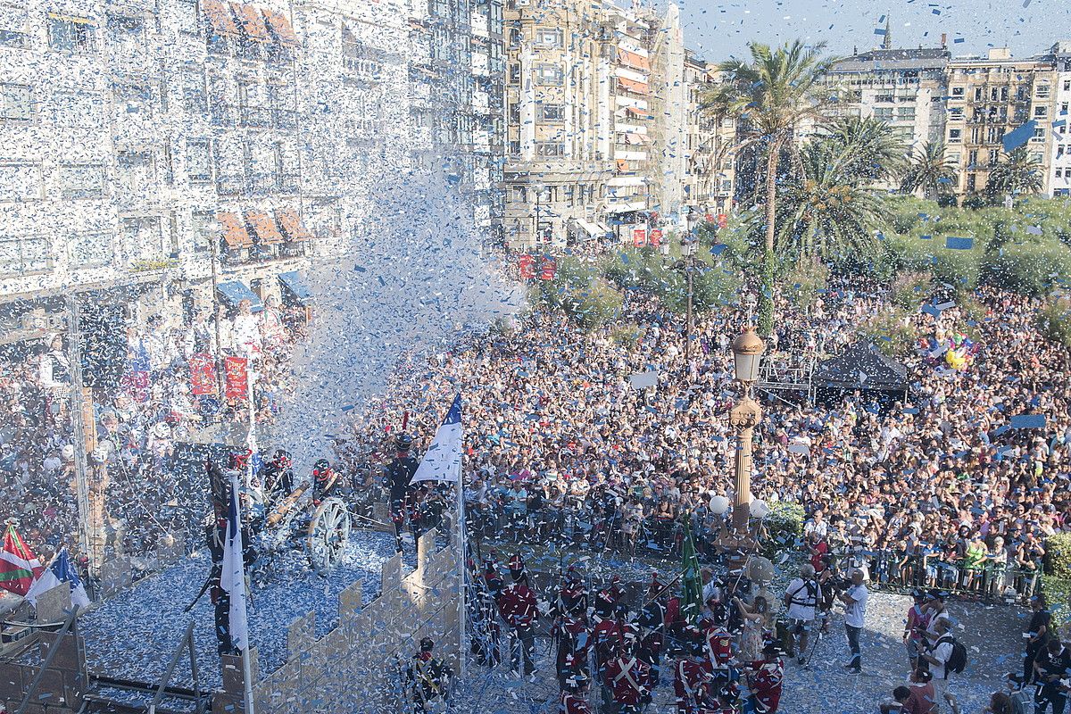 Urtero bezala, Artillero abestia kantatuz eta kanoikada botata hasiko dute Donostiako Aste Nagusia, Alderdi Ederren; 19:00etan izango da. GORKA RUBIO / FOKU.