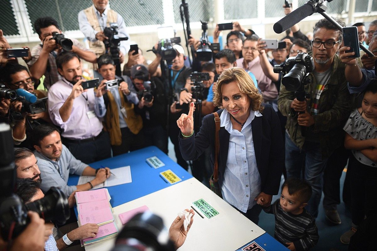 UNE alderdi sozialdemokratako Sandra Torres hautagaiak lortu zuen boto gehien presidentetzarako hauteskundeen lehen itzulian. EDWIN BERCIAN / EFE.