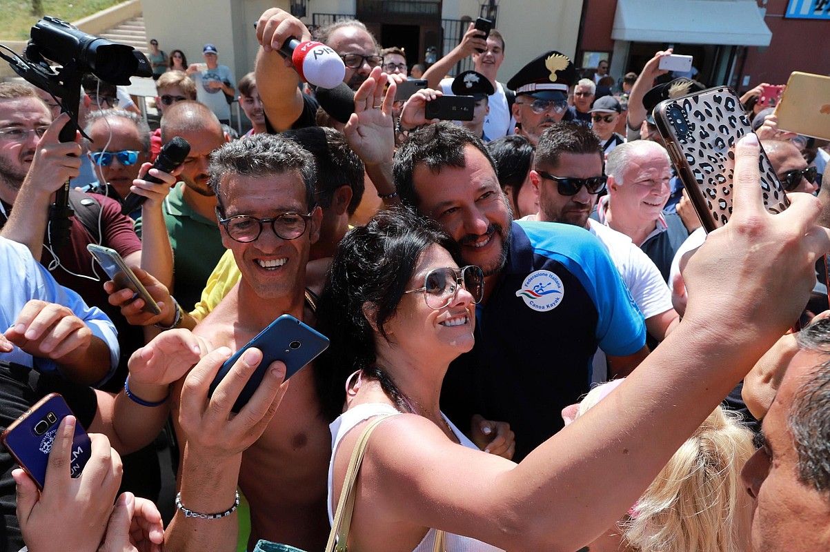 Matteo Salvini Italiako lehen ministrordea jarraitzale batekin selfie bat ateratzen, Termolin, atzo. NICO LANESE / EFE. Matteo Salvini Italiako lehen ministrordea jarraitzale batekin selfie bat ateratzen, Termolin, atzo. NICO LANESE / EFE.