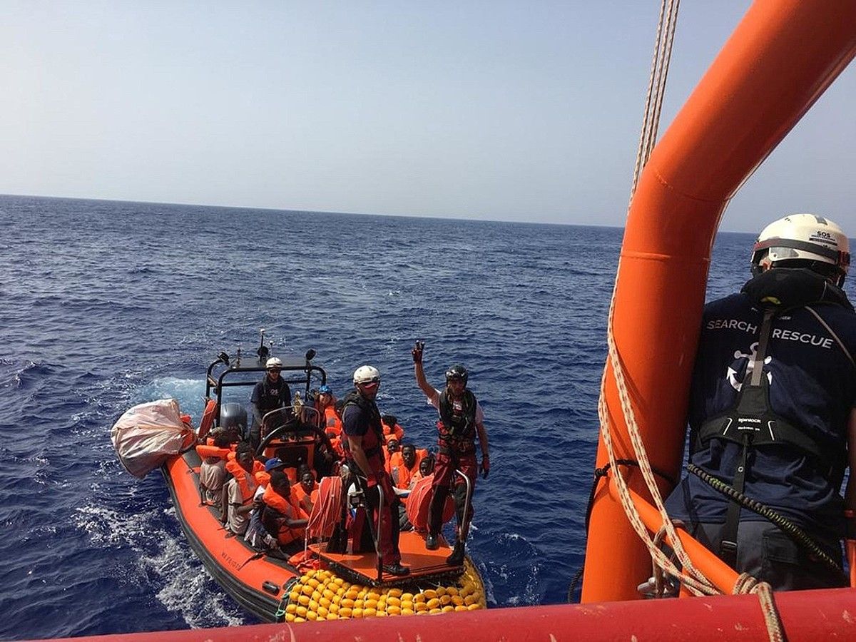 Ocean Viking ontziak 85 pertsona erreskatatu zituen ostiralean, Libiako kosta pareko nazioarteko uretan. MSF / EFE.