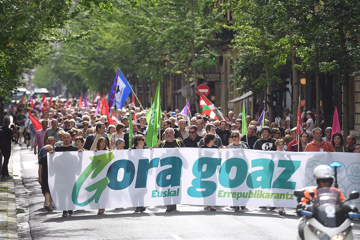 Manifestazio burua, atzo, Donostiako San Martin kalea zeharkatzen. JON URBE / FOKU. Manifestazio burua, atzo, Donostiako San Martin kalea zeharkatzen. JON URBE / FOKU.