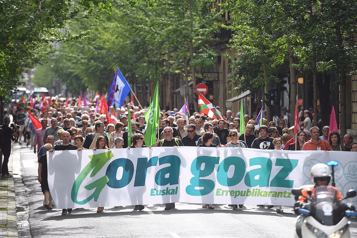 Manifestazio burua, atzo, Donostiako San Martin kalea zeharkatzen. JON URBE / FOKU.