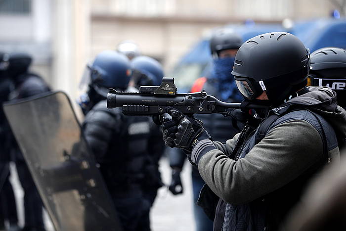 Frantziako polizia bat flash-ball jaurtigailua erabiltzen, Jaka Horien protesta batean, joa den abenduaren 8an, Parisen. IAN LANGSDON, EFE