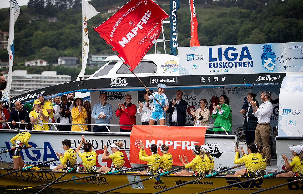 Nadeth Agirre, Hondarribiko estropadako bandera astintzen, herenegun. EUSKO LABEL LIGA.