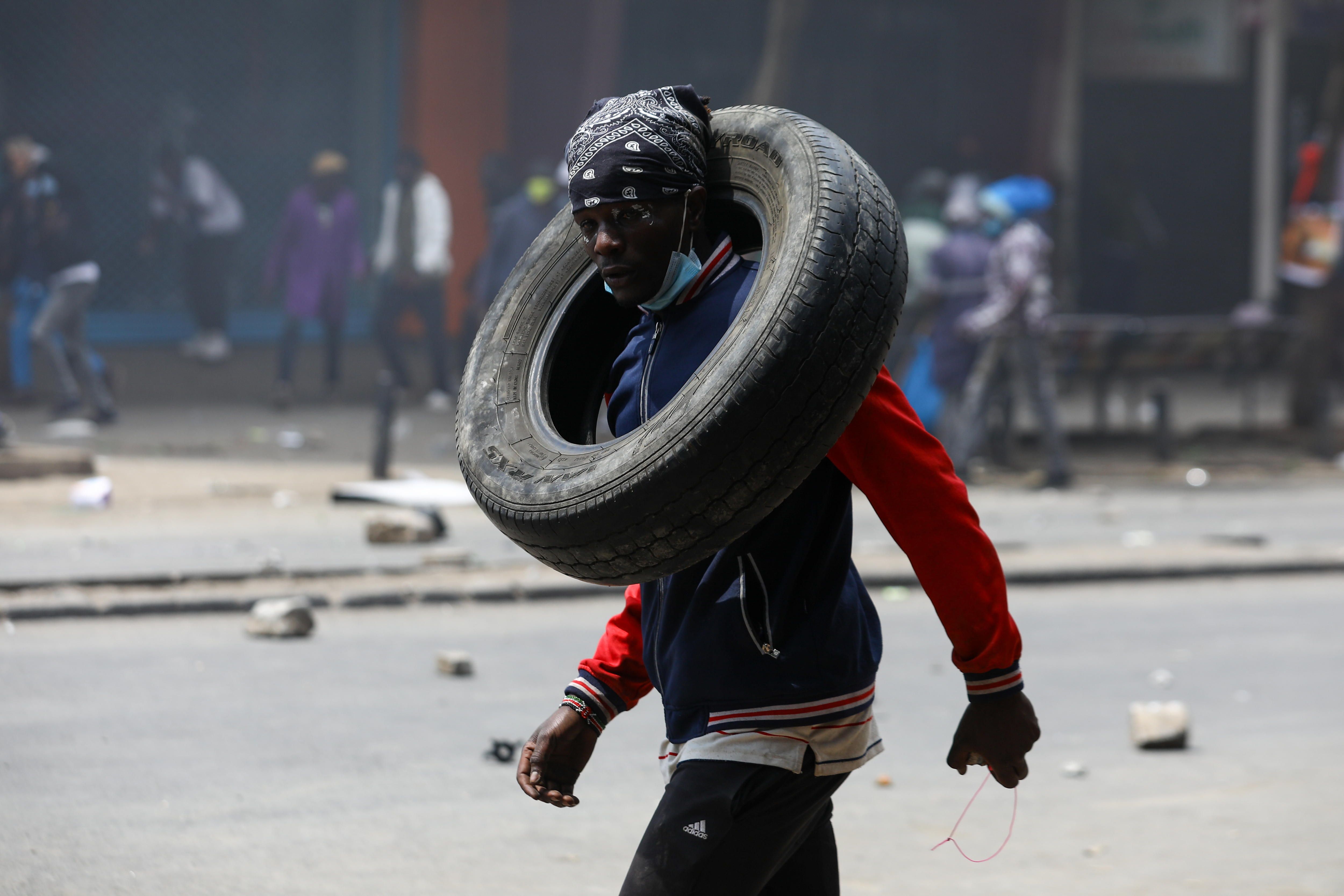 Manifestari bat Nairobiko kaleetan, Kenyako Gobernuaren erreforma ekonomikoen aurkako protestetan. DANIEL IRUNGO / EFE