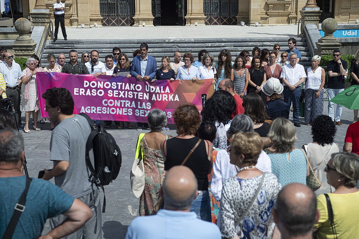 Donostiako udalbatzarraren elkarrateratzea, sexu erasoak salatzeko. J. URBE / FOKU.