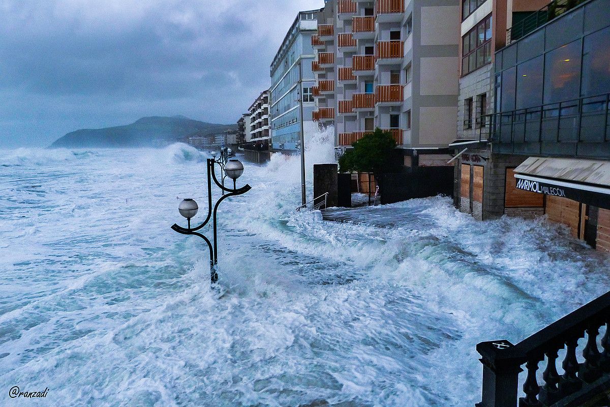 Zarauzko malekoia itsasoak hartuta, 2014ko otsaileko itsas denboralean. ASIER ARANZADI.