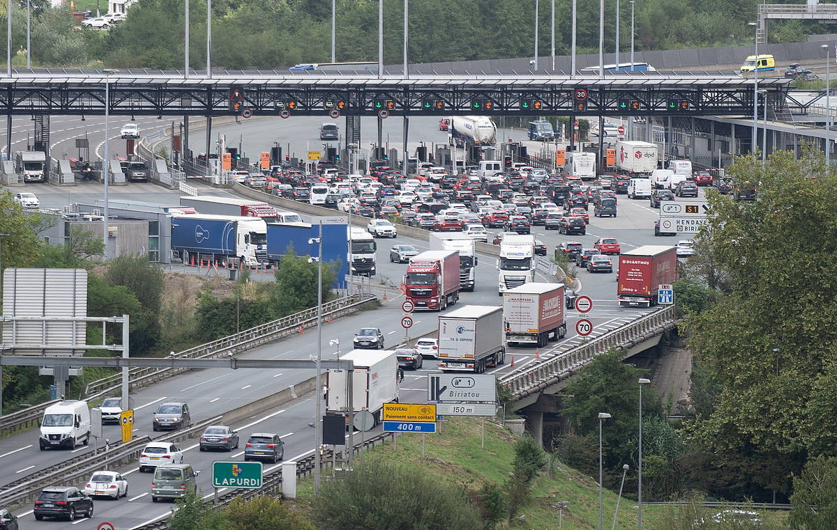 Auto ilarak Biriatuko ordainlekuan, artxiboko irudi batean. JAGOBA MANTEROLA / FOKU