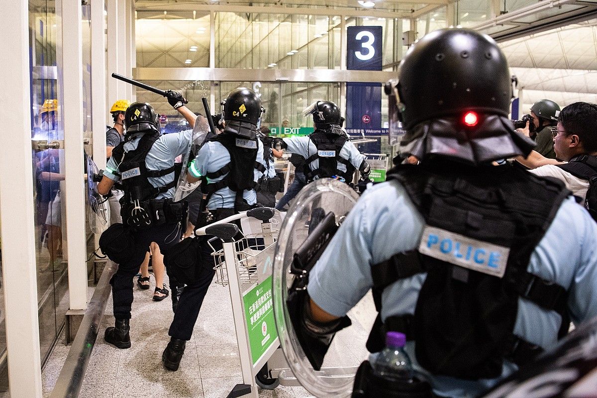 Atzo ere borrokak egon ziren manifestarien eta polizien artean, Hong Kongen. LAUREL CHOR / EFE.