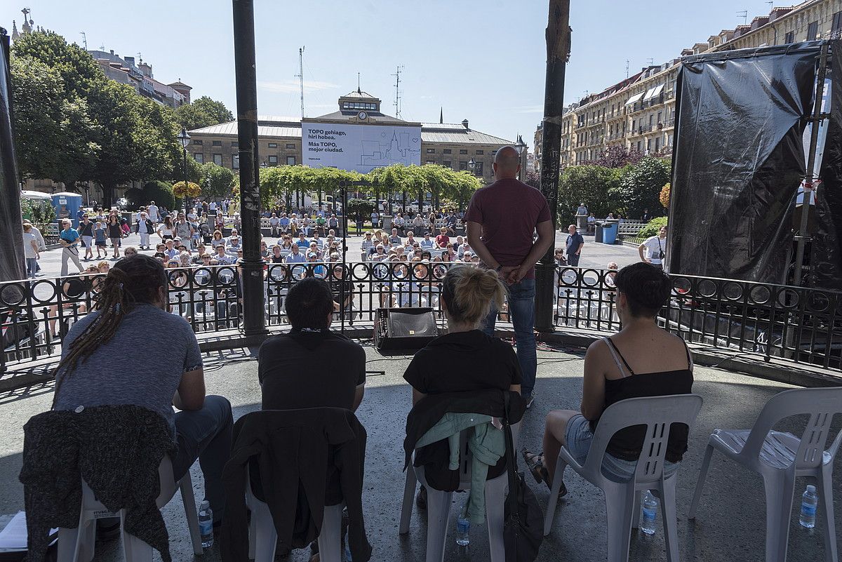 Beñat Gaztelumendi, Alaia Martin, Eli Pagola eta Aitor Mendiluze aritu ziren bertsotan atzo. ANDONI CANELLADA / FOKU.