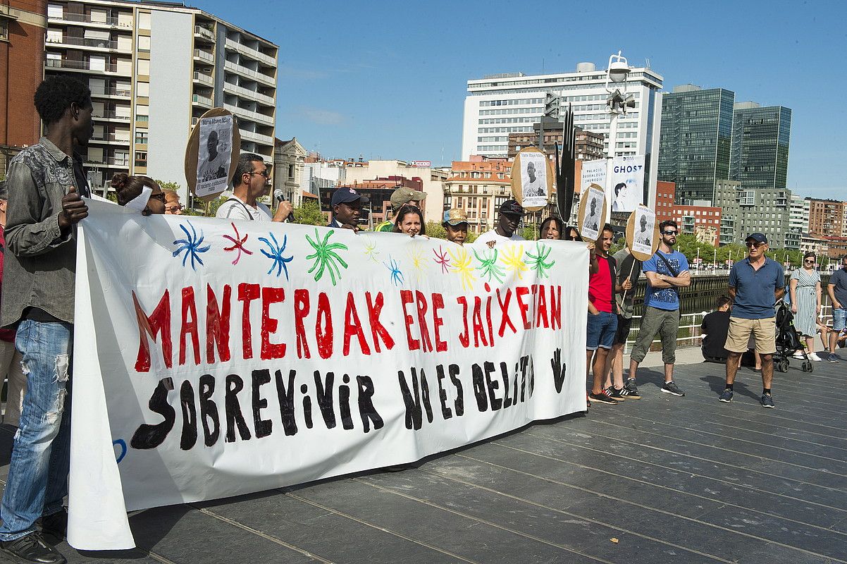Bilboko udaletxearen aurrean atzo eginiko elkarretaratzea. MONIKA DEL VALLE / FOKU. Bilboko udaletxearen aurrean atzo eginiko elkarretaratzea. MONIKA DEL VALLE / FOKU.