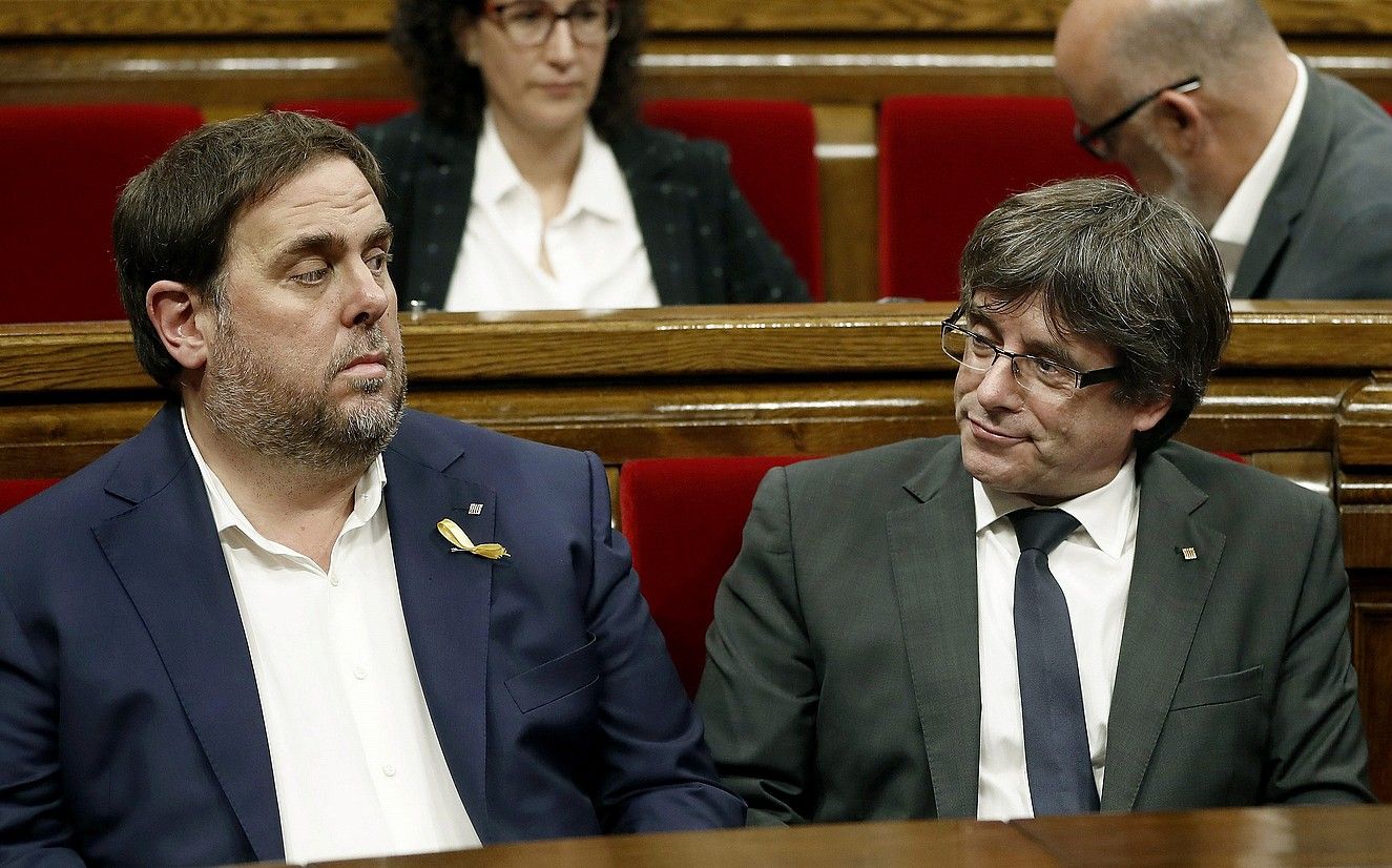 Oriol Junqueras ERCko liderra eta Carles Puigdemont JxCkoa, 2017ko uztailean Kataluniako Parlamentuan egindako saio batean. ANDREU DALMAU / EFE.