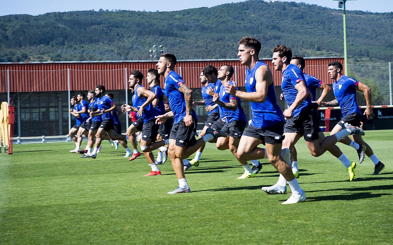 Athelticeko jokalariak, lasterka, entrenamendu batean. LUIS JAUREGIALTZO / FOKU.