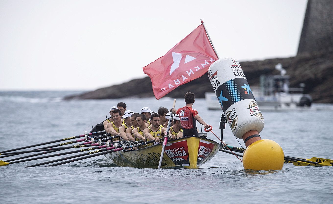 Gorka Aranberri Orioko patroia, estatxari helduta, Donostian jokatutako estropada hastear. JON URBE / FOKU.