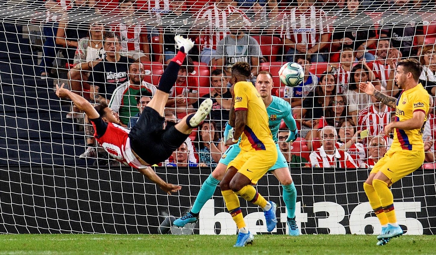 Aritz Aduriz, baloiari txilenaz jotzen, atzo, San Mamesen. Hala sartu zuen gola Athleticeko aurrelariak. JAVIER ZORRILLA / EFE. Aritz Aduriz, baloiari txilenaz jotzen, atzo, San Mamesen. Hala sartu zuen gola Athleticeko aurrelariak. JAVIER ZORRILLA / EFE.