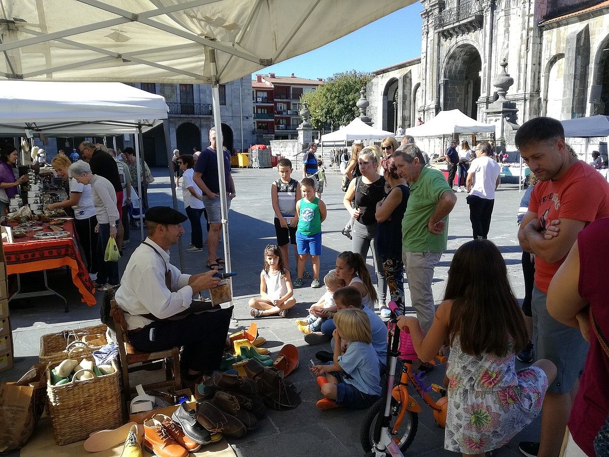 Iazko azokako postu bat. PLAZAOLA.