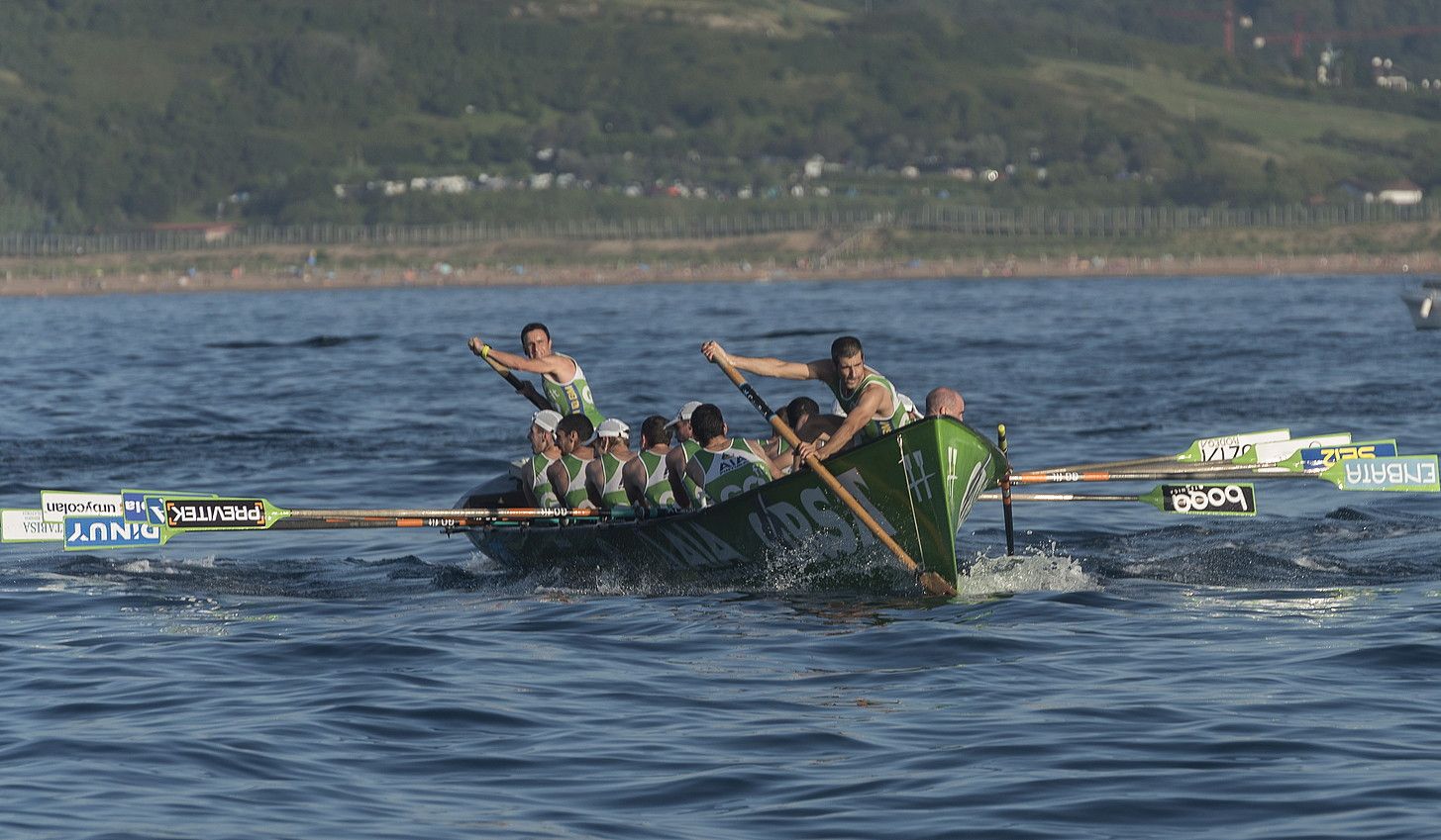 Hondarribiko trainerua, ziagoba ematear, atzo, Zarautzen. ANDONI CANELLADA / FOKU.