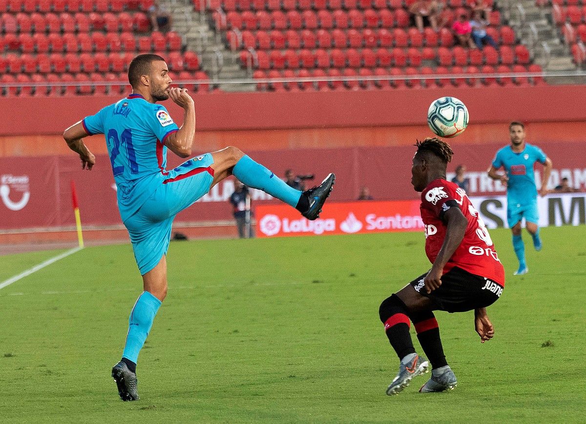 Pedro Leon, baloia jaso nahian, atzo. CATI CLADERA / EFE.