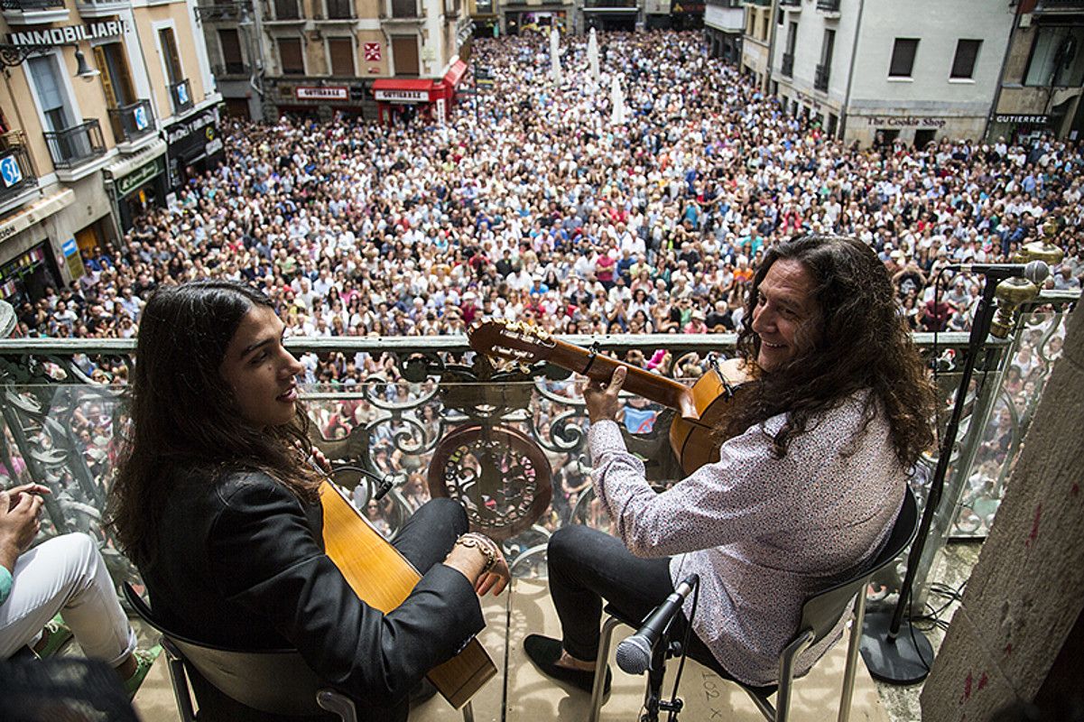 Jose del Tomate eta Tomatito, udaletxeko balkoitik kontzertua ematen, iazko jaialdiko Flamenkoa Balkoietan zikloan. FLAMENCO ON FIRE.