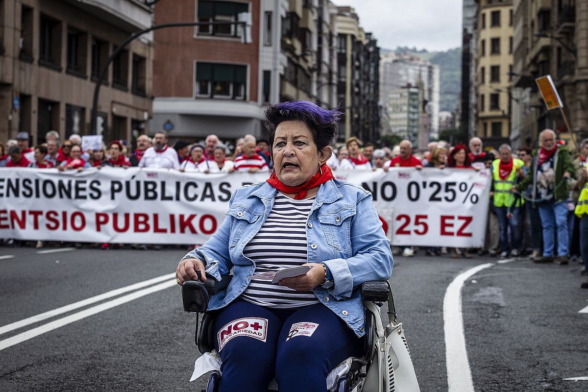 Pentsiodunen mobilizazioak milaka pertsona batu zituen, atzo, Bilboko kaleetan. ARITZ LOIOLA / FOKU.