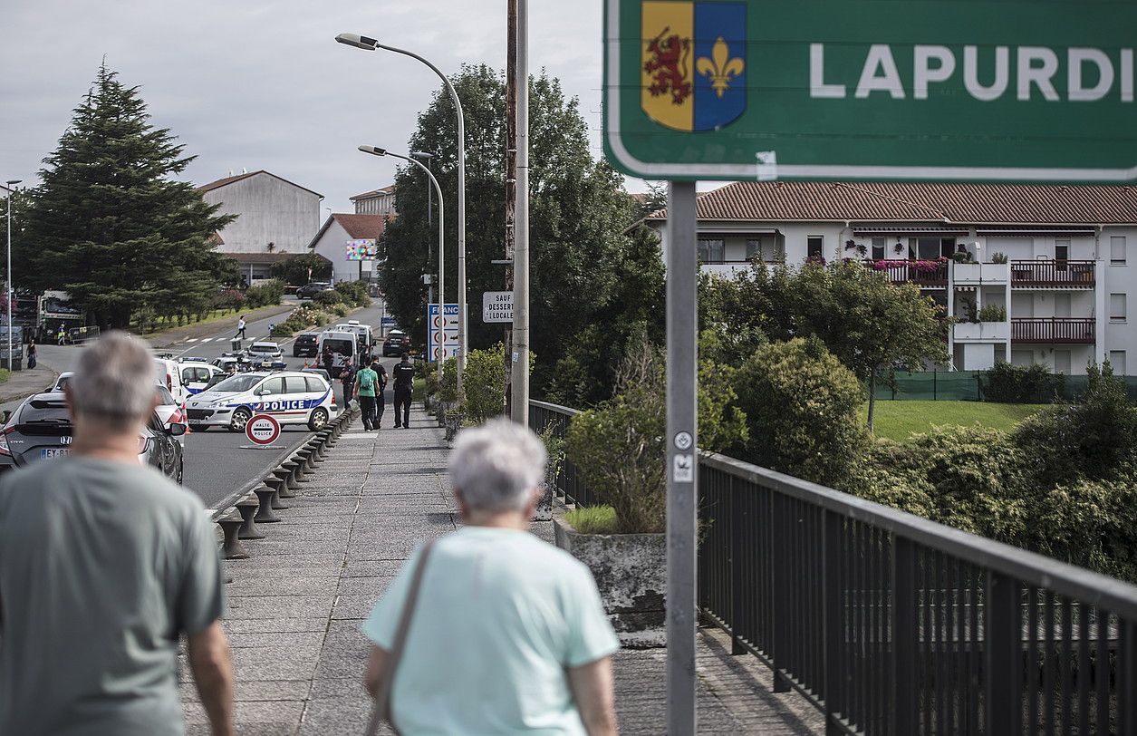 Frantziako eta Espainiako poliziek kontrol zorrotza ezarri dute Irun eta Hendaia arteko mugan, elkarlanean. JAGOBA MANTEROLA / FOKU.