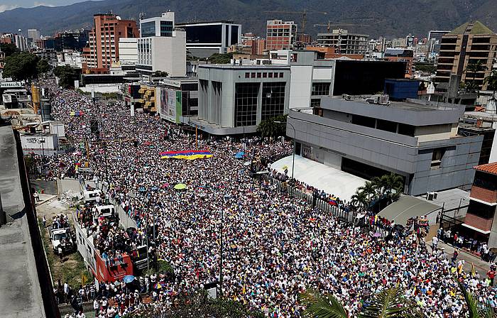 Oposizioak milaka herritar bildu ditu Caracasko kaleetan. LEONARDO MUÑOZ / EFE